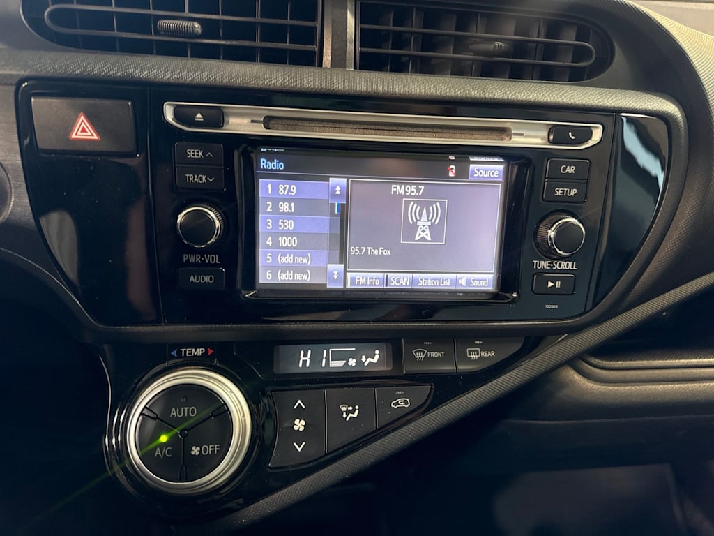 Thumbnail: 2015 Toyota Prius c - 11