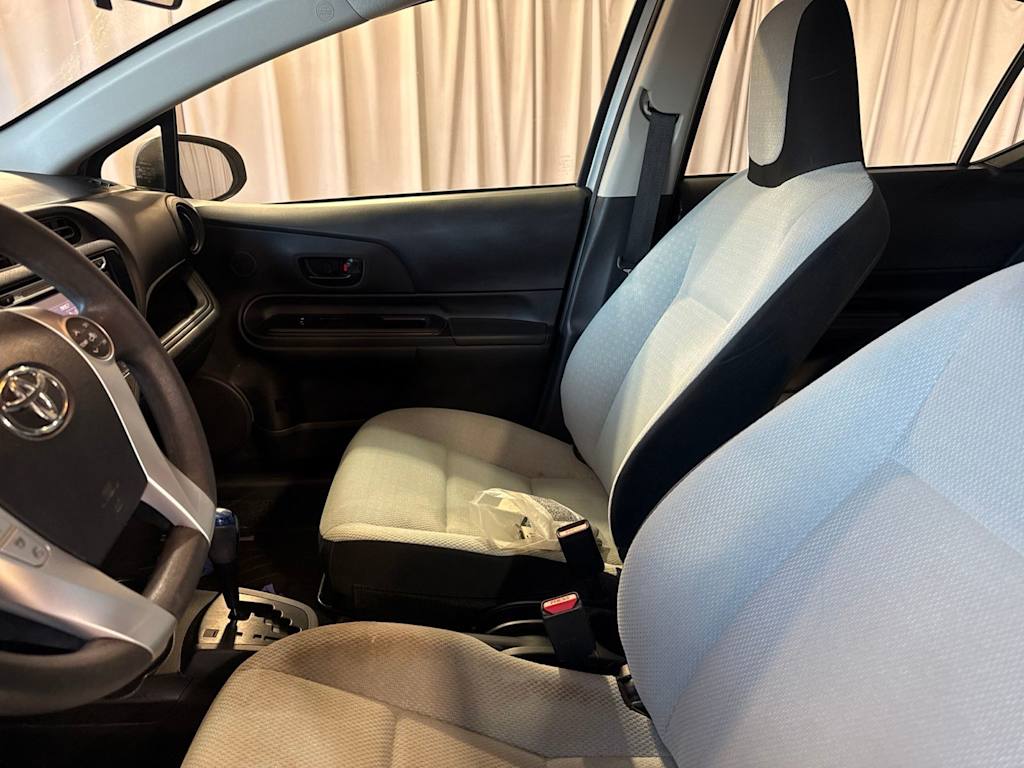 Thumbnail: 2015 Toyota Prius c - 9