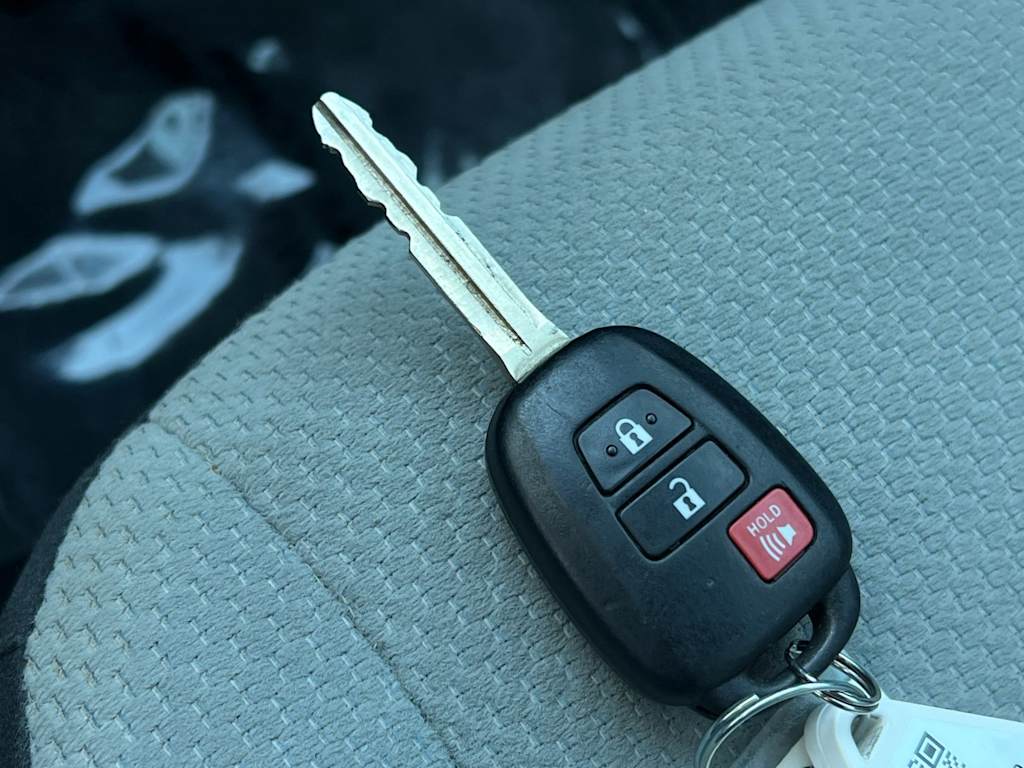 Thumbnail: 2015 Toyota Prius c - 18