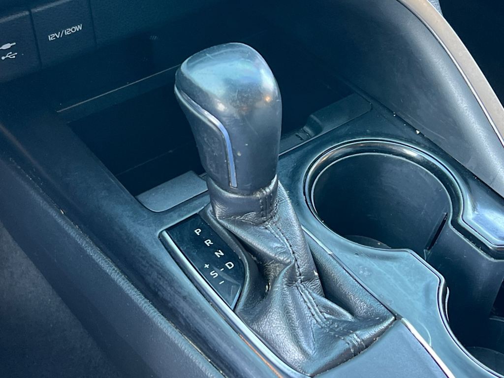 2018 Toyota Camry SE 16