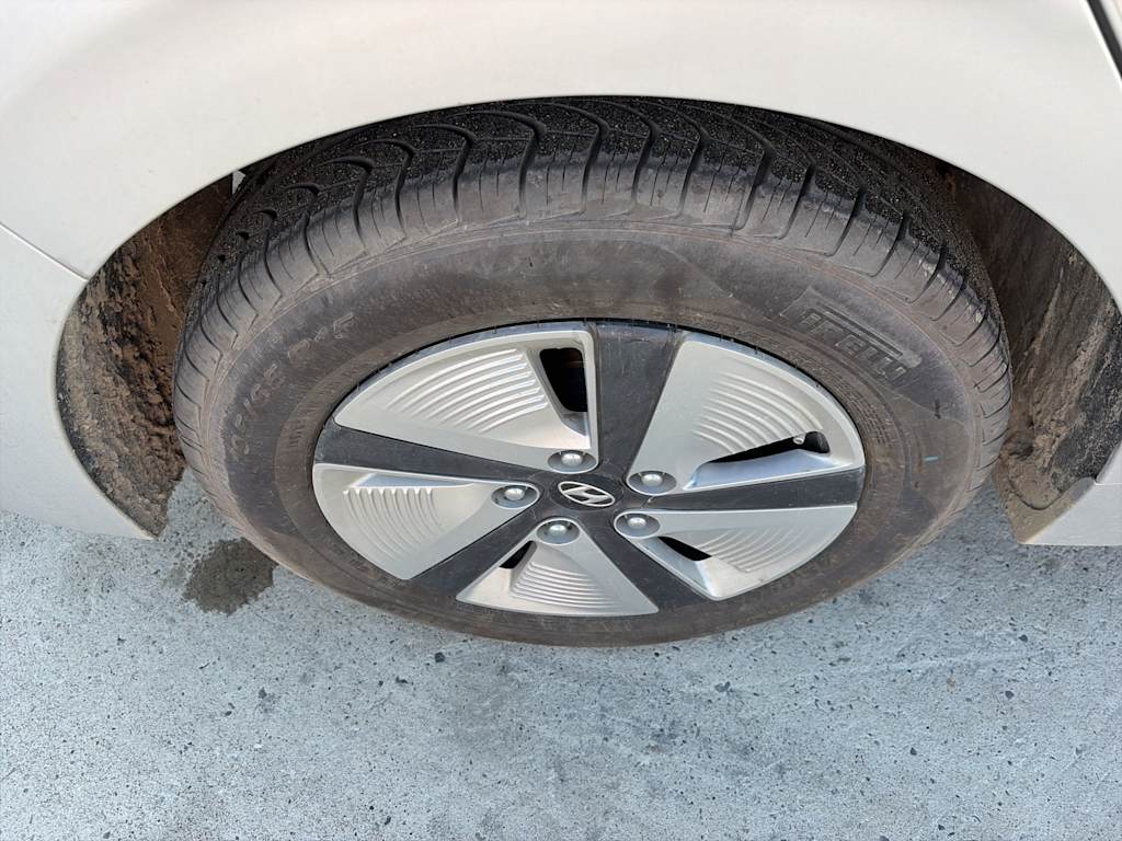 Thumbnail: 2018 Hyundai Ioniq - 18