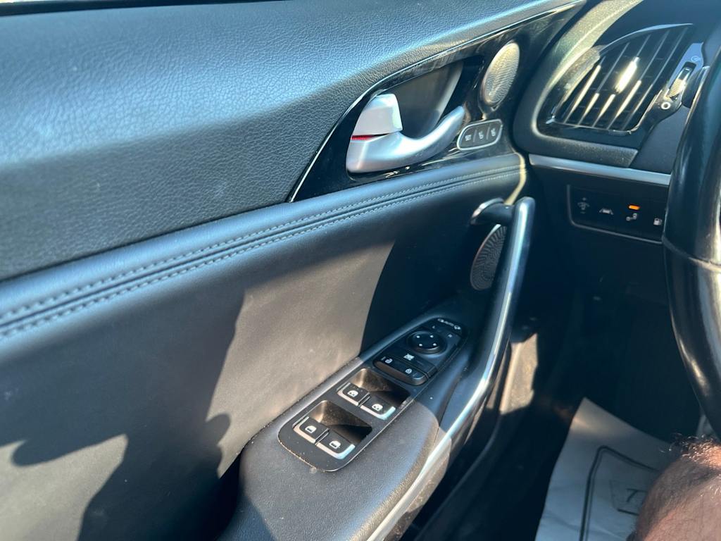 Thumbnail: 2019 Kia Stinger - 24