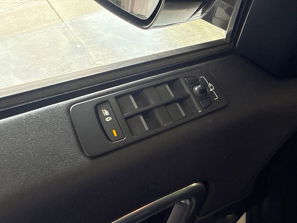 Thumbnail: 2018 Land Rover Discovery Sport - 23