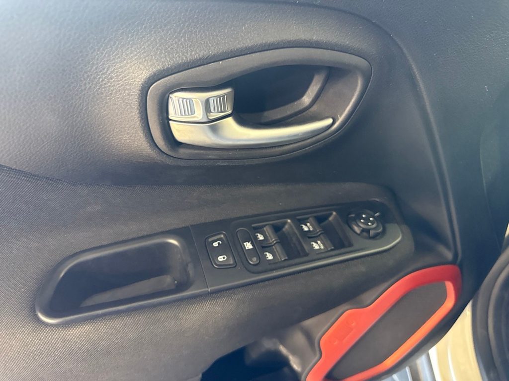 Thumbnail: 2018 Jeep Renegade - 22