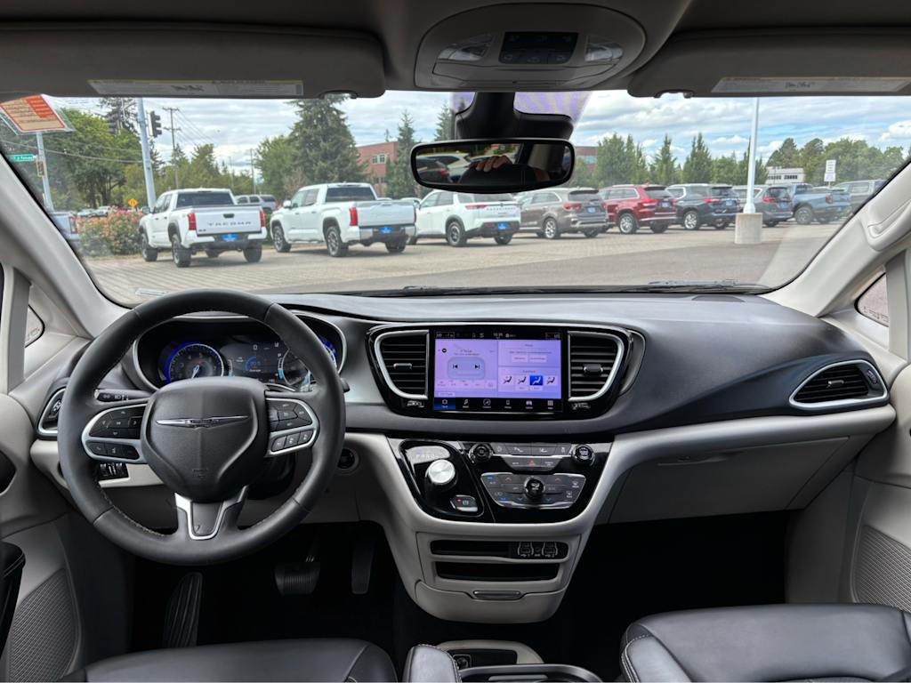 Thumbnail: 2023 Chrysler Pacifica - 10