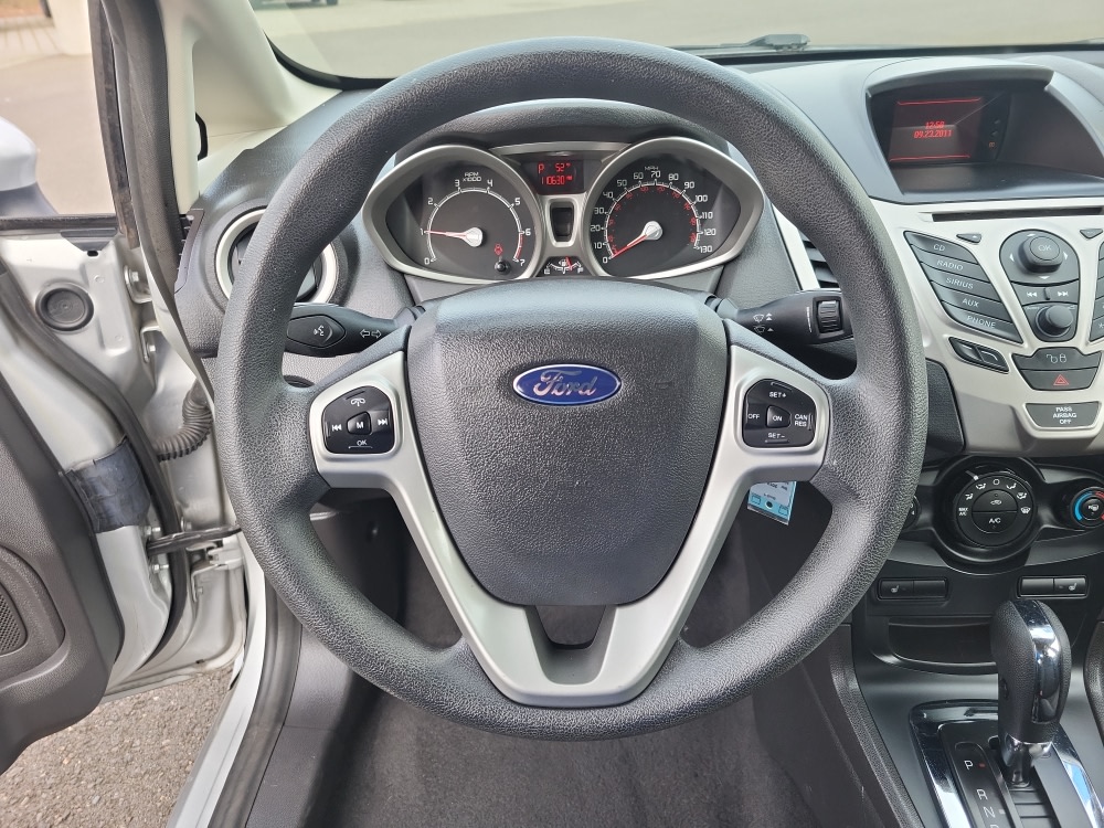 2012 Ford Fiesta SE 13