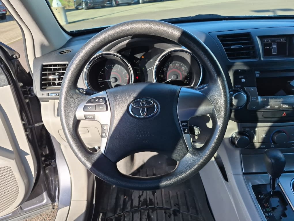 Thumbnail: 2012 Toyota Highlander - 14