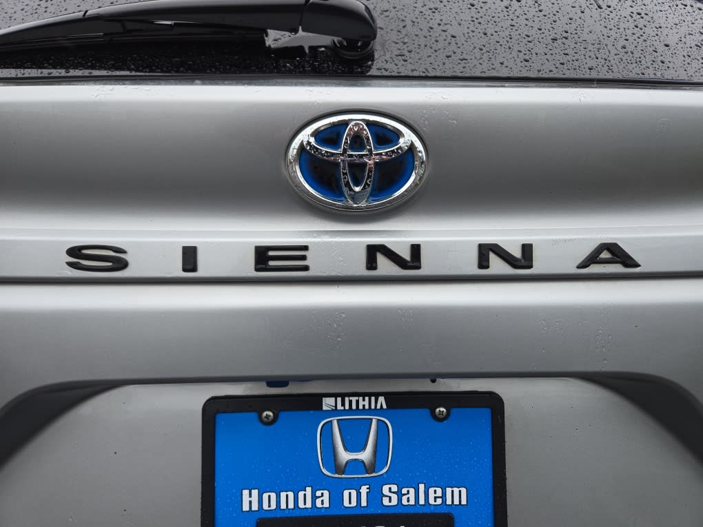 Thumbnail: 2021 Toyota Sienna - 21