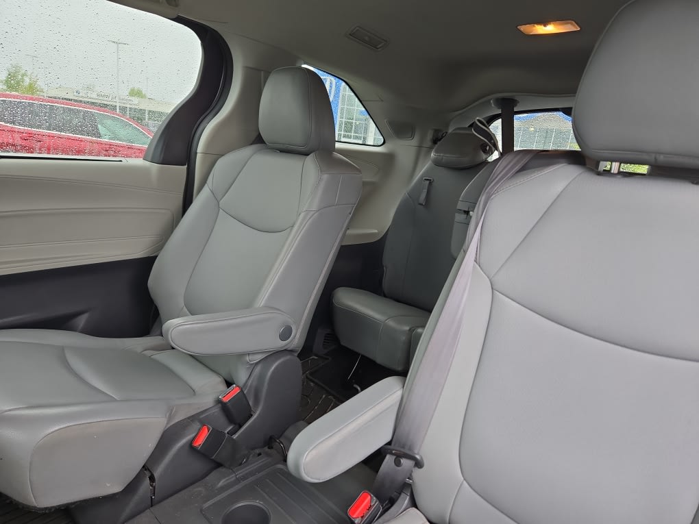 Thumbnail: 2021 Toyota Sienna - 10