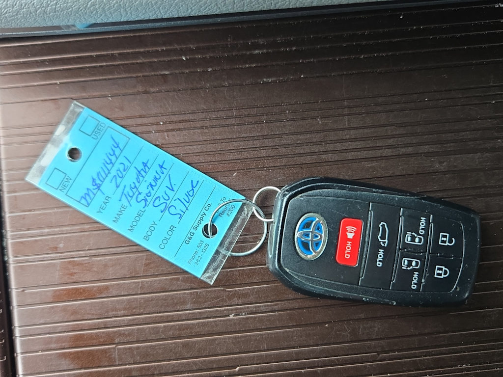 Thumbnail: 2021 Toyota Sienna - 18