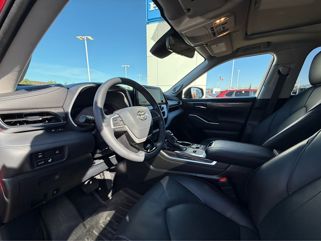 Thumbnail: 2023 Toyota Highlander - 2