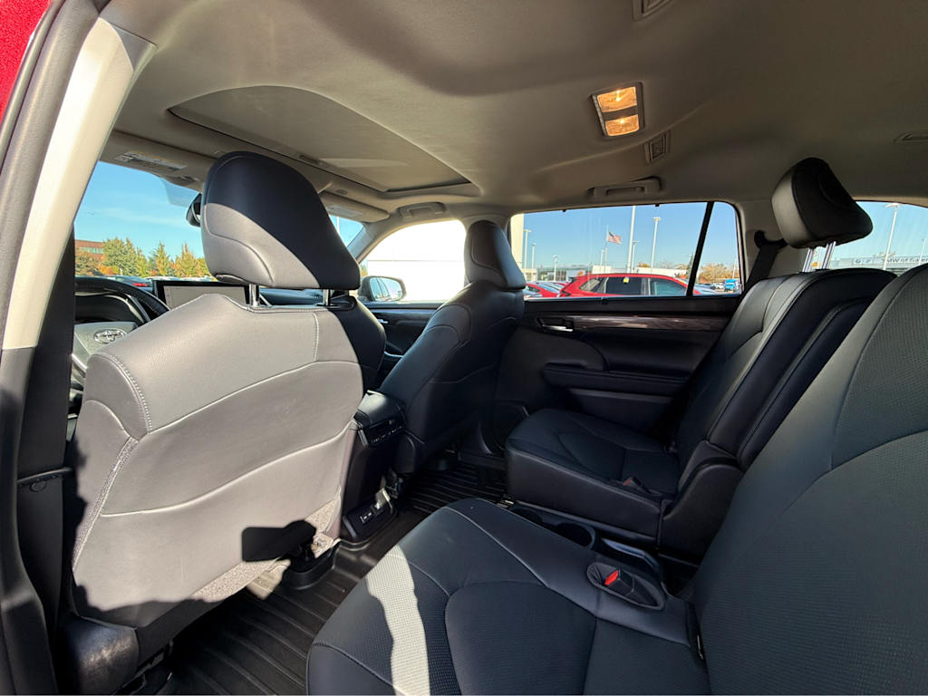 Thumbnail: 2023 Toyota Highlander - 13