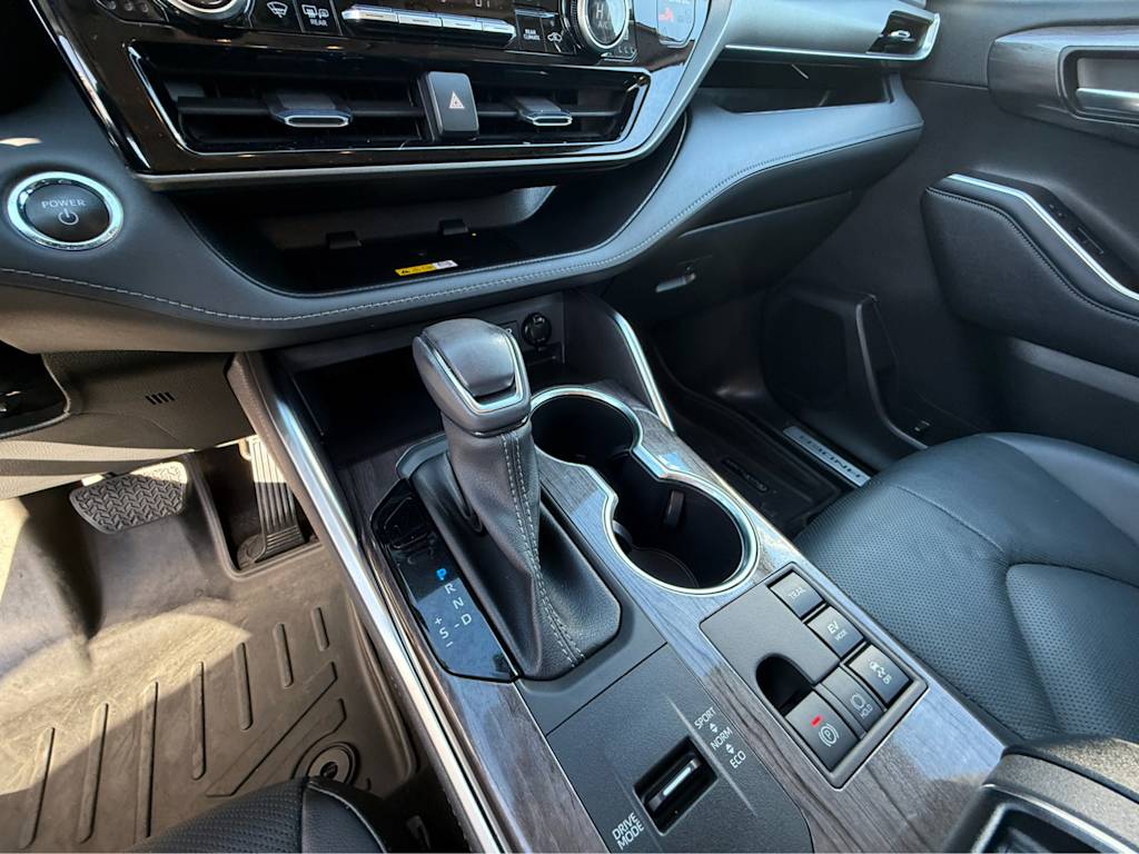 Thumbnail: 2023 Toyota Highlander - 16