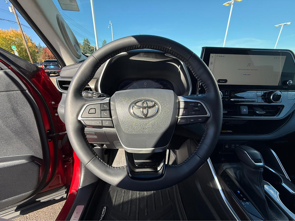 Thumbnail: 2023 Toyota Highlander - 14