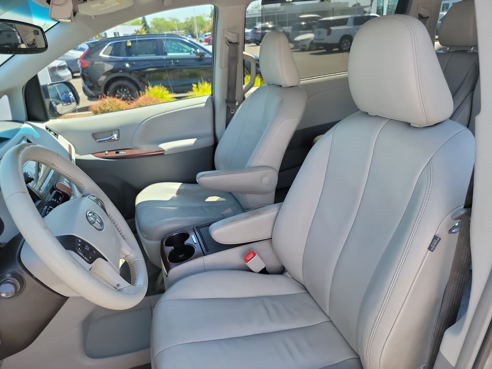 Thumbnail: 2012 Toyota Sienna - 10