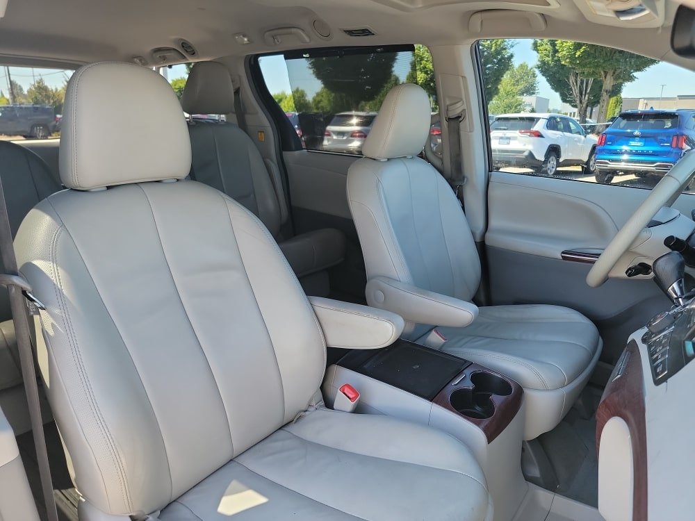 Thumbnail: 2012 Toyota Sienna - 11