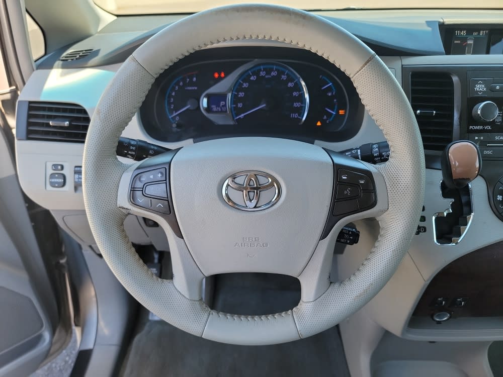 Thumbnail: 2012 Toyota Sienna - 13