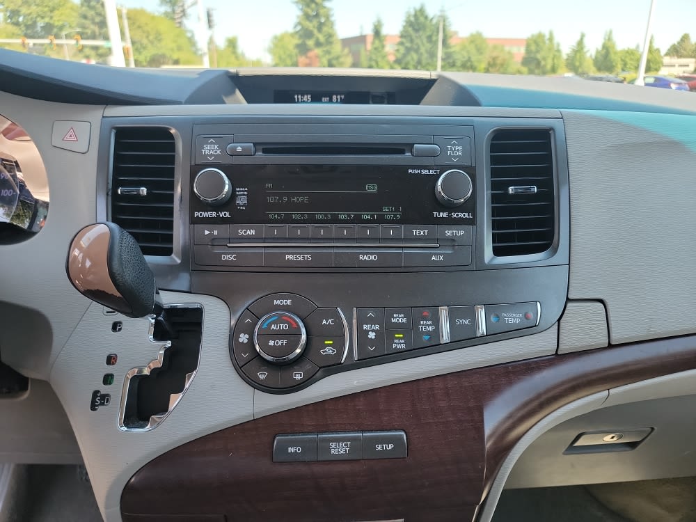 Thumbnail: 2012 Toyota Sienna - 14