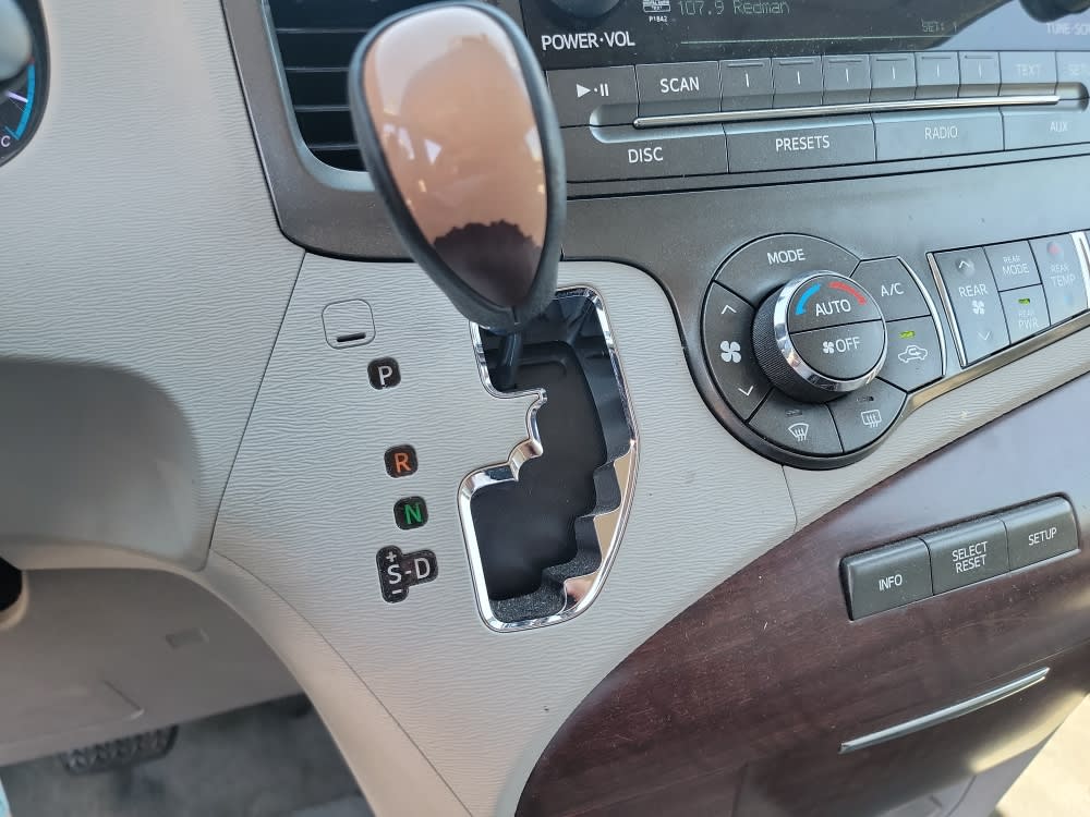 Thumbnail: 2012 Toyota Sienna - 15