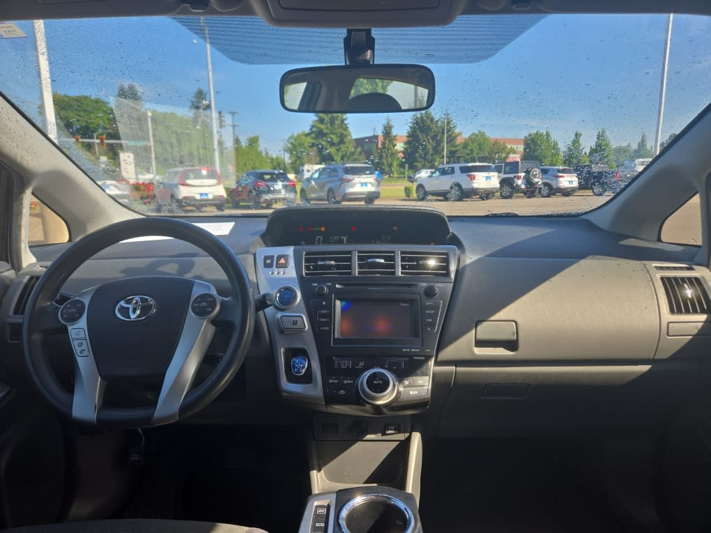 Thumbnail: 2012 Toyota Prius v - 9