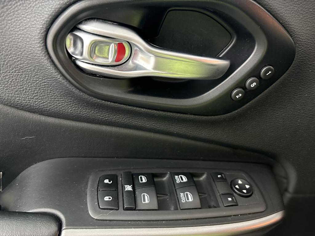 Thumbnail: 2022 Jeep Cherokee - 21