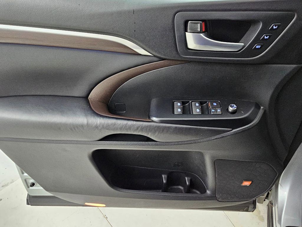 Thumbnail: 2016 Toyota Highlander - 24