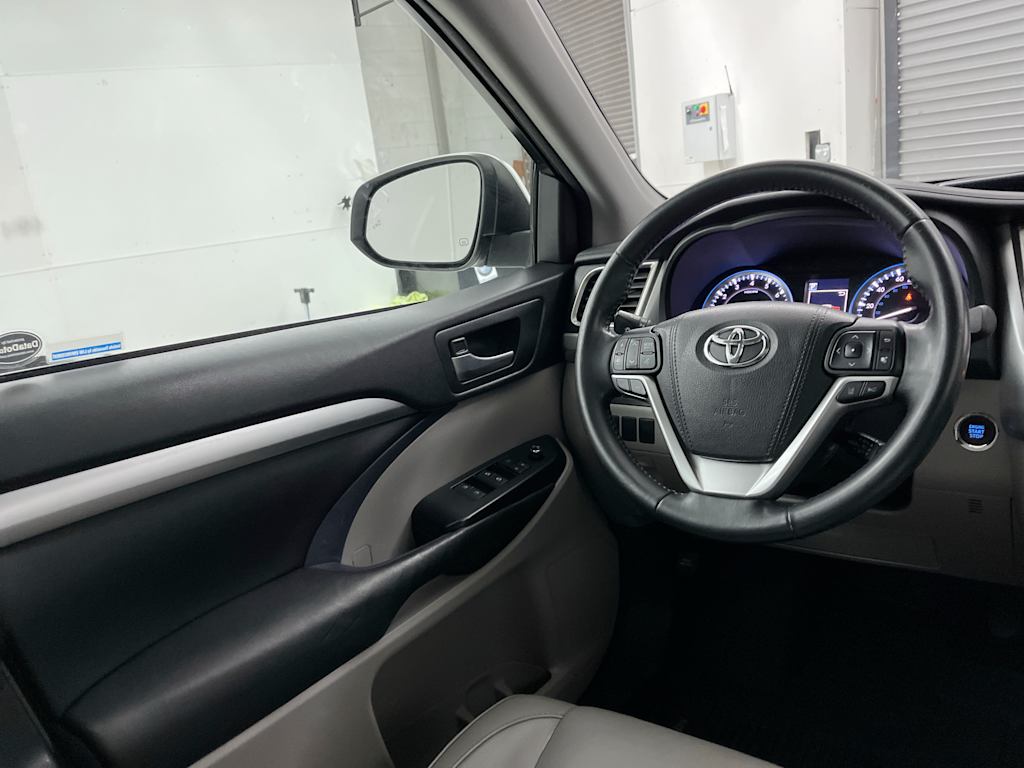 Thumbnail: 2017 Toyota Highlander - 8