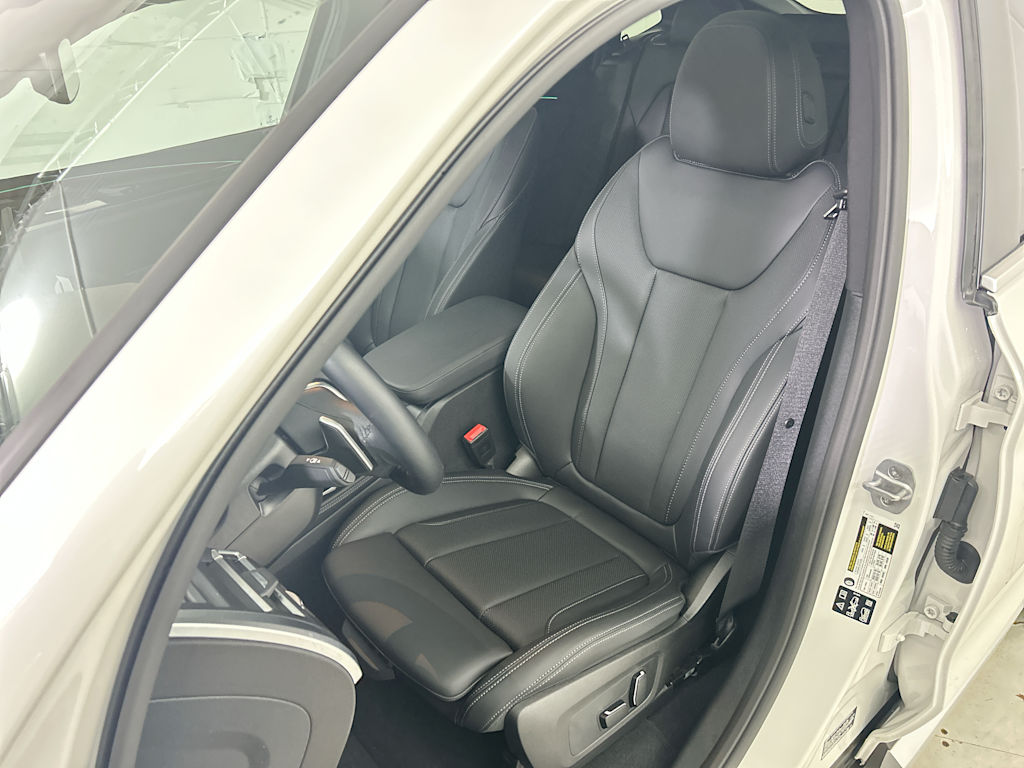 Thumbnail: 2025 BMW X4 - 9