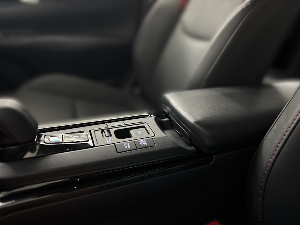 Thumbnail: 2025 Toyota Prius v - 6