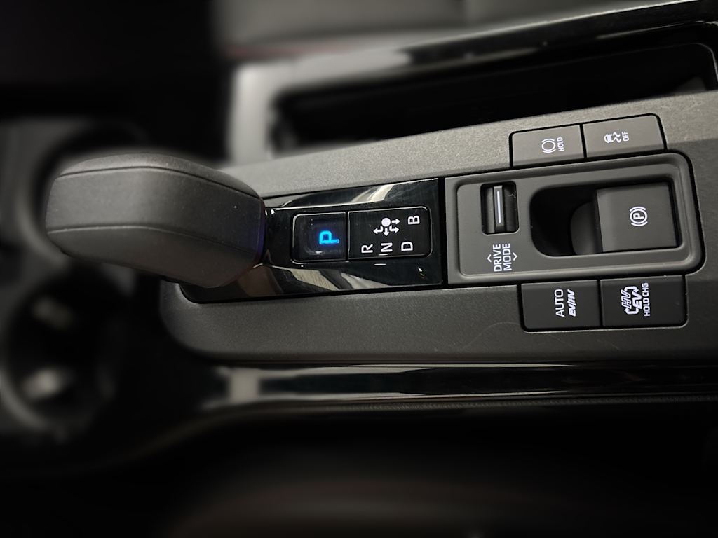 Thumbnail: 2025 Toyota Prius v - 24