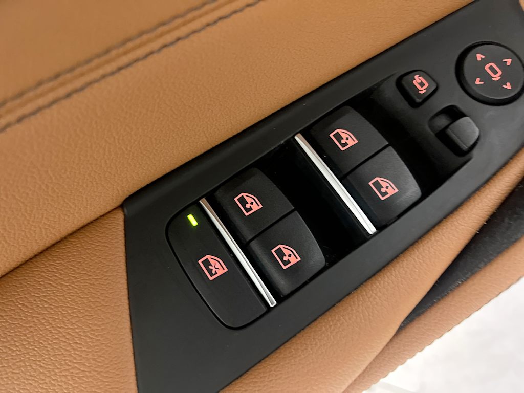 Thumbnail: 2023 BMW 5 Series - 21