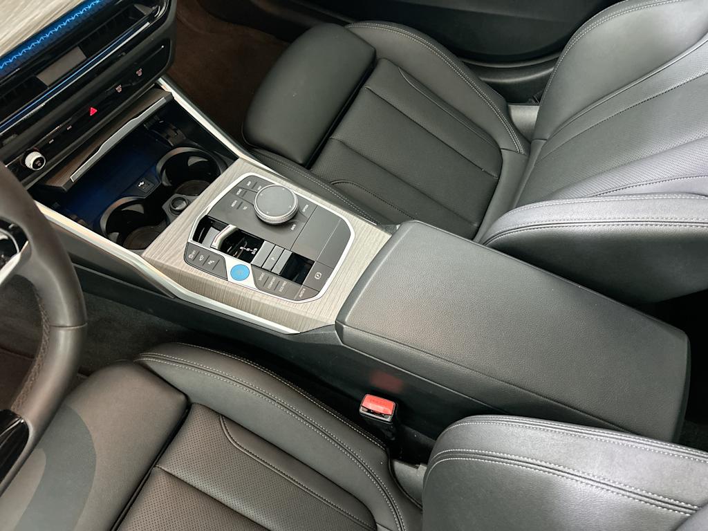 Thumbnail: 2025 BMW i4 - 25