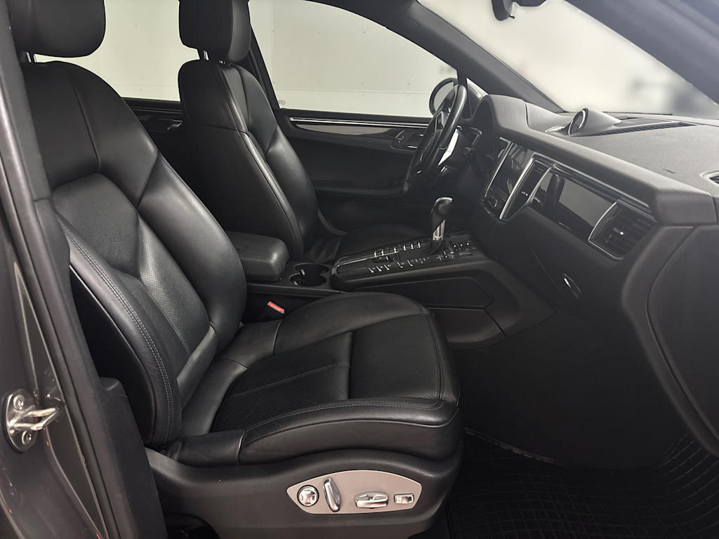 Thumbnail: 2018 Porsche Macan - 25