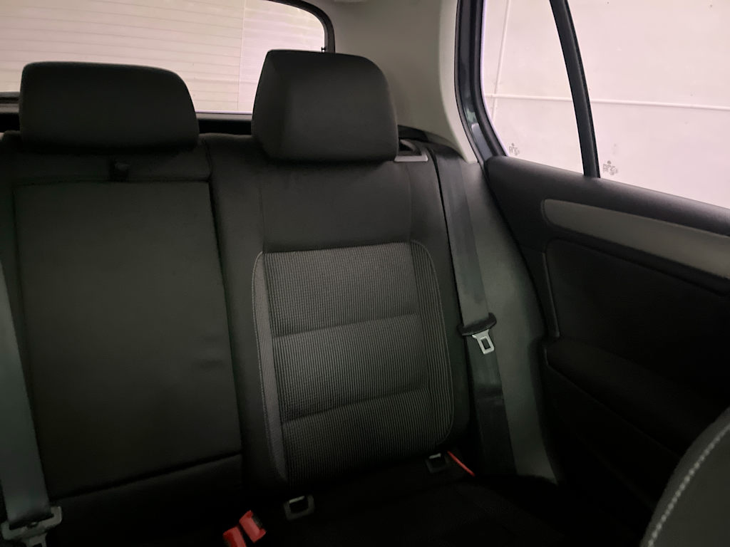 Thumbnail: 2011 Volkswagen Golf - 24