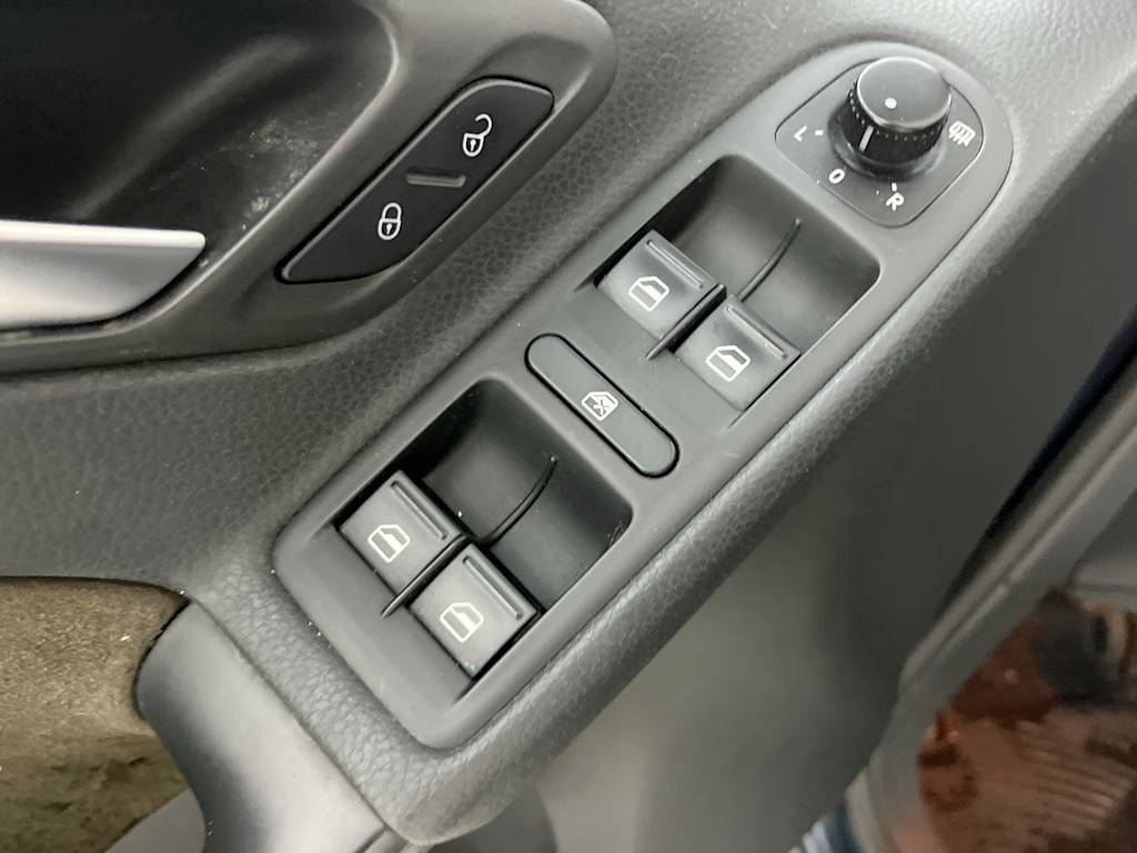 Thumbnail: 2011 Volkswagen Golf - 26