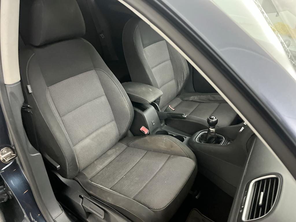Thumbnail: 2011 Volkswagen Golf - 30