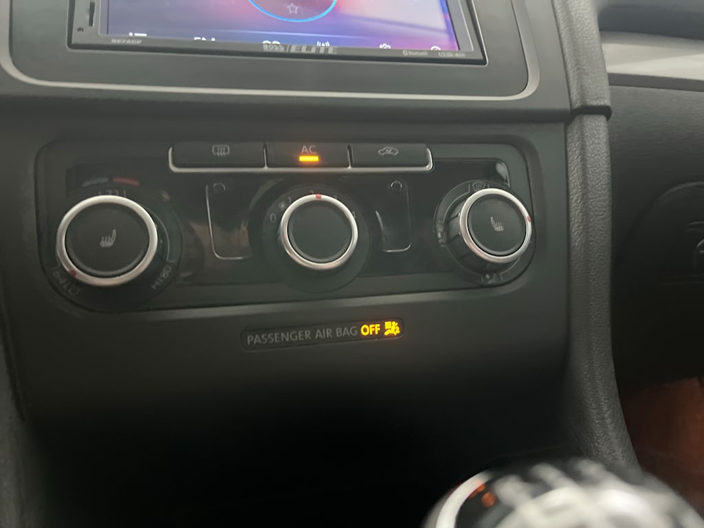 Thumbnail: 2011 Volkswagen Golf - 28