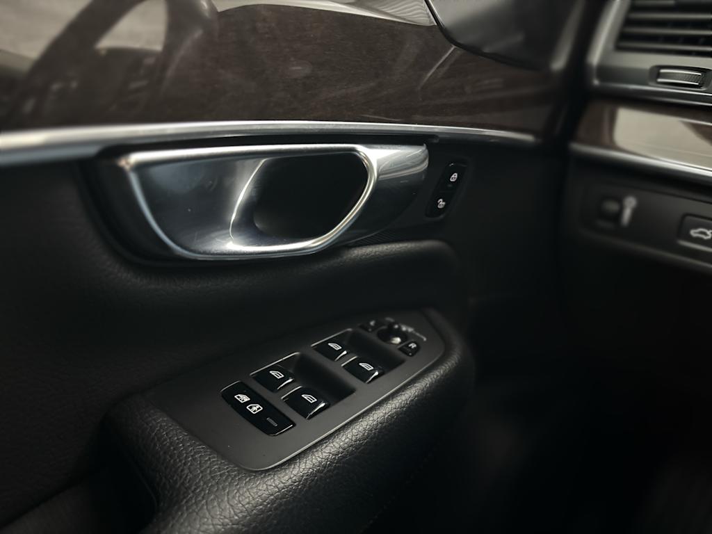 Thumbnail: 2019 Volvo XC90 - 21