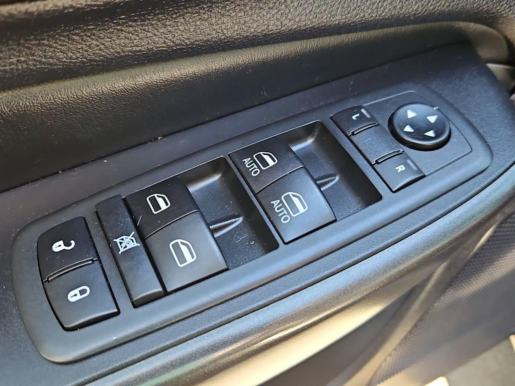 Thumbnail: 2020 Jeep Cherokee - 25