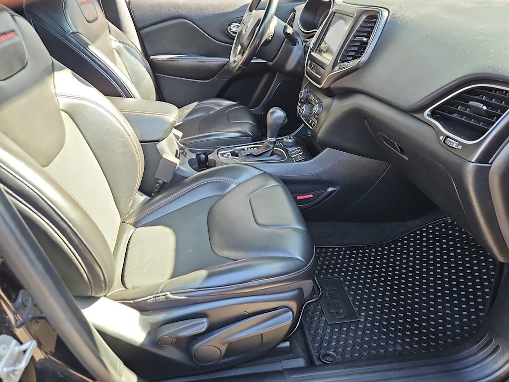 Thumbnail: 2020 Jeep Cherokee - 11
