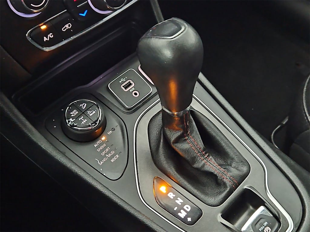 Thumbnail: 2019 Jeep Cherokee - 35