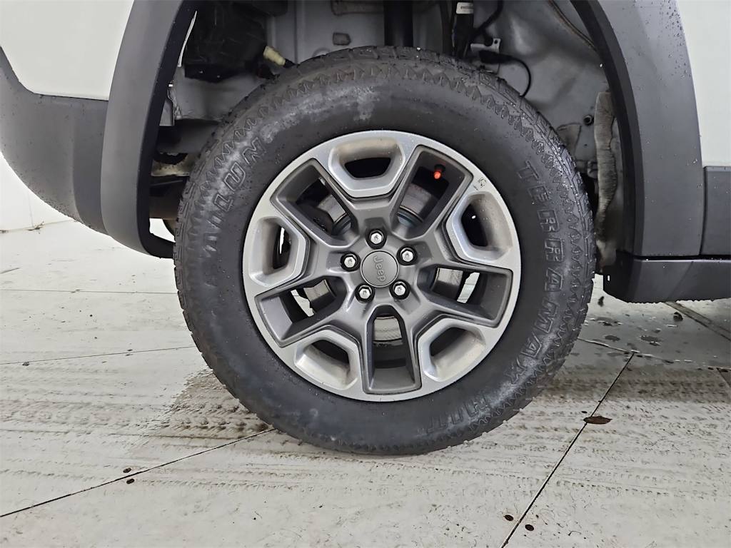 Thumbnail: 2019 Jeep Cherokee - 7