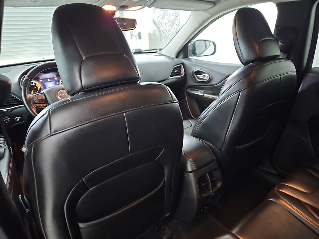 Thumbnail: 2019 Jeep Cherokee - 11