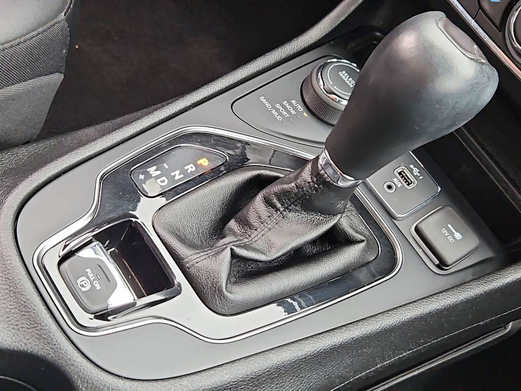 Thumbnail: 2019 Jeep Cherokee - 16