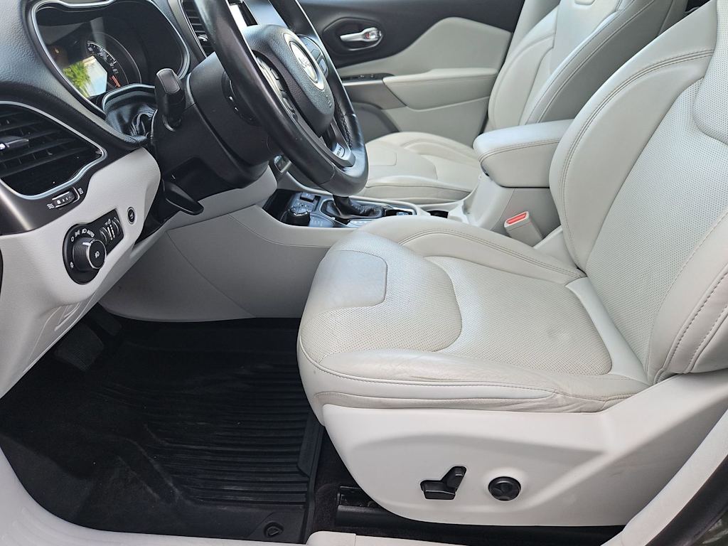 Thumbnail: 2019 Jeep Cherokee - 11