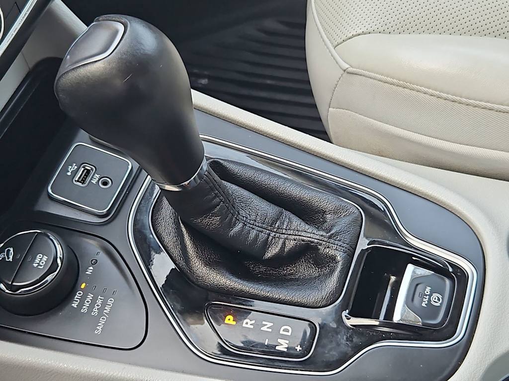 Thumbnail: 2019 Jeep Cherokee - 16