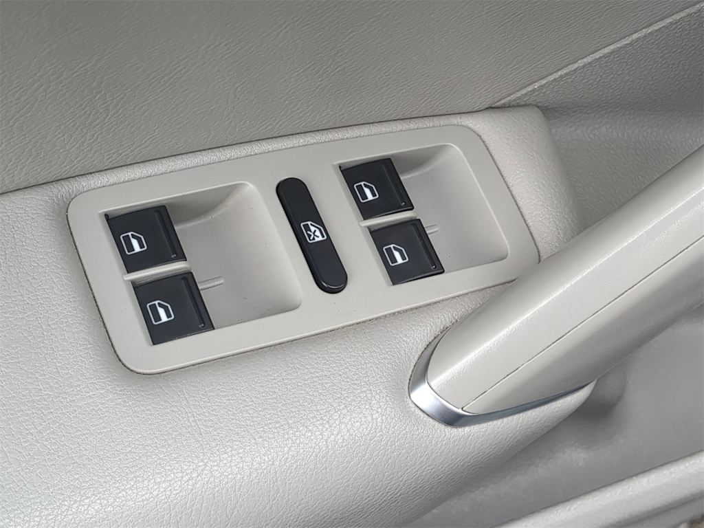 Thumbnail: 2019 Volkswagen Passat - 25