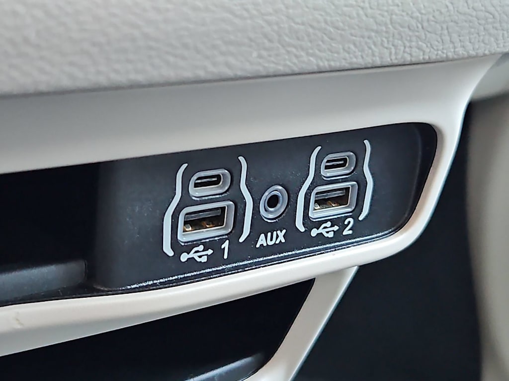 Thumbnail: 2023 Chrysler Pacifica - 31