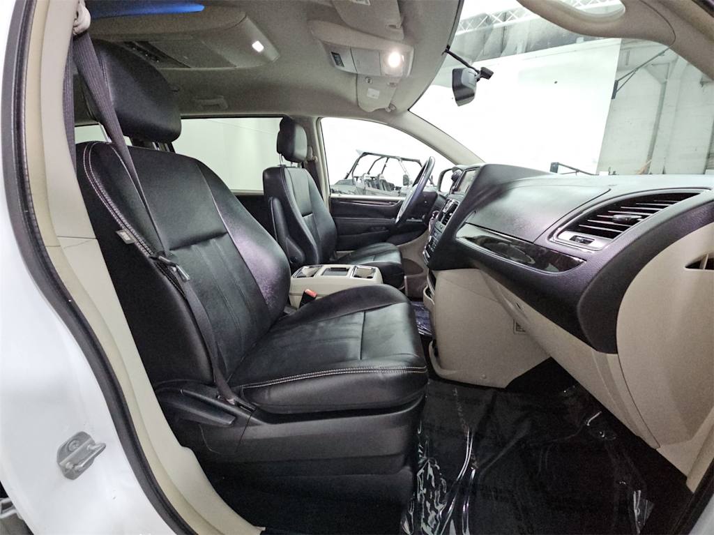 2014 Chrysler Town & Country Touring 29