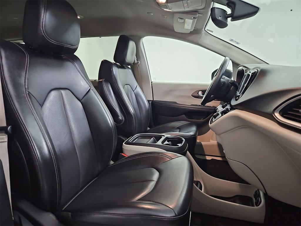 Thumbnail: 2021 Chrysler Voyager - 12